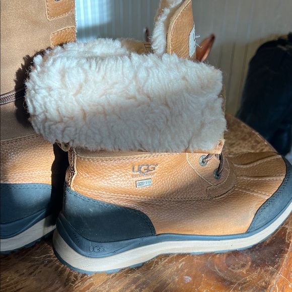 UGG Adirondack Snow boots. Tan and Black Leather Boots - Picture 6 of 8